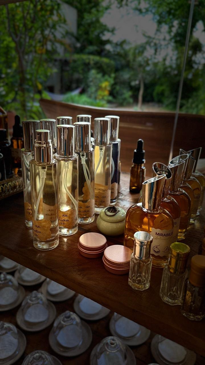 Frascos de perfumes naturais prontos na prateleira do ateliê