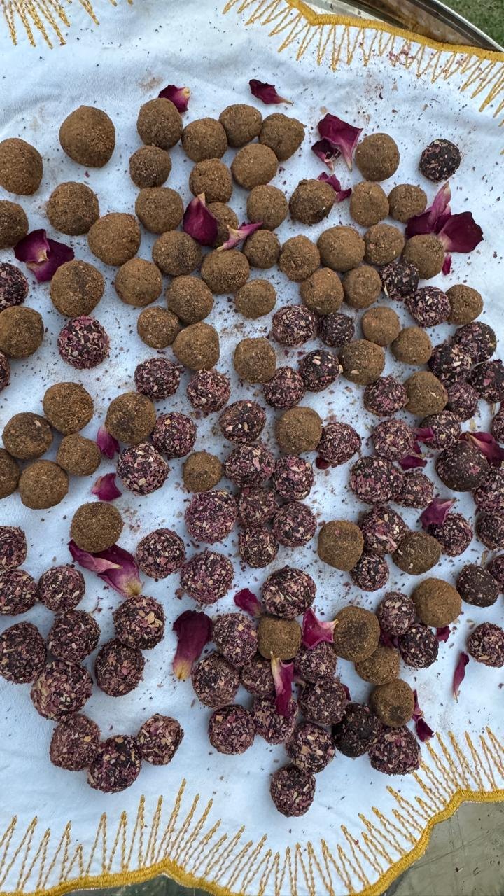 Bolinhas de resina aromática com pétalas de rosa